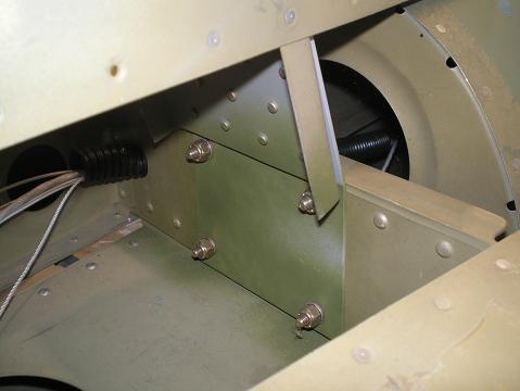 Vertical stabilizer front attachment Vertical stabilizer front attachment