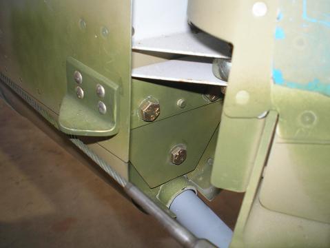 Vertical stabilizer lower rear attachment Vertical stabilizer lower rear attachment